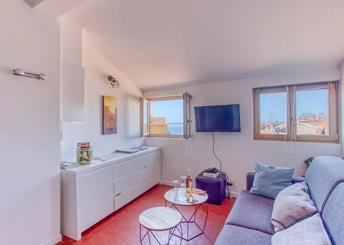 Gilly 4 - Exceptional 2Beds, Sea View, Modern,A/C, Old Town